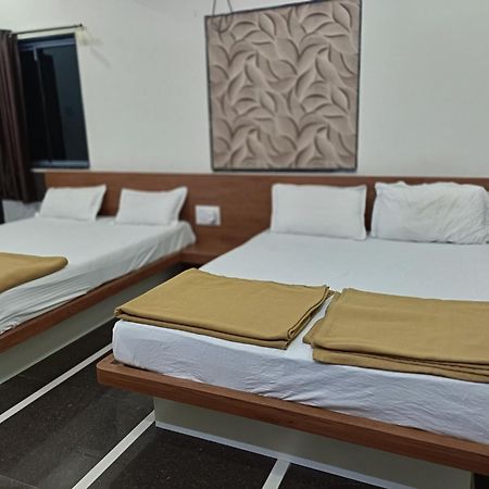 Hotel Mahalaxmi Dwārka Kültér fotó