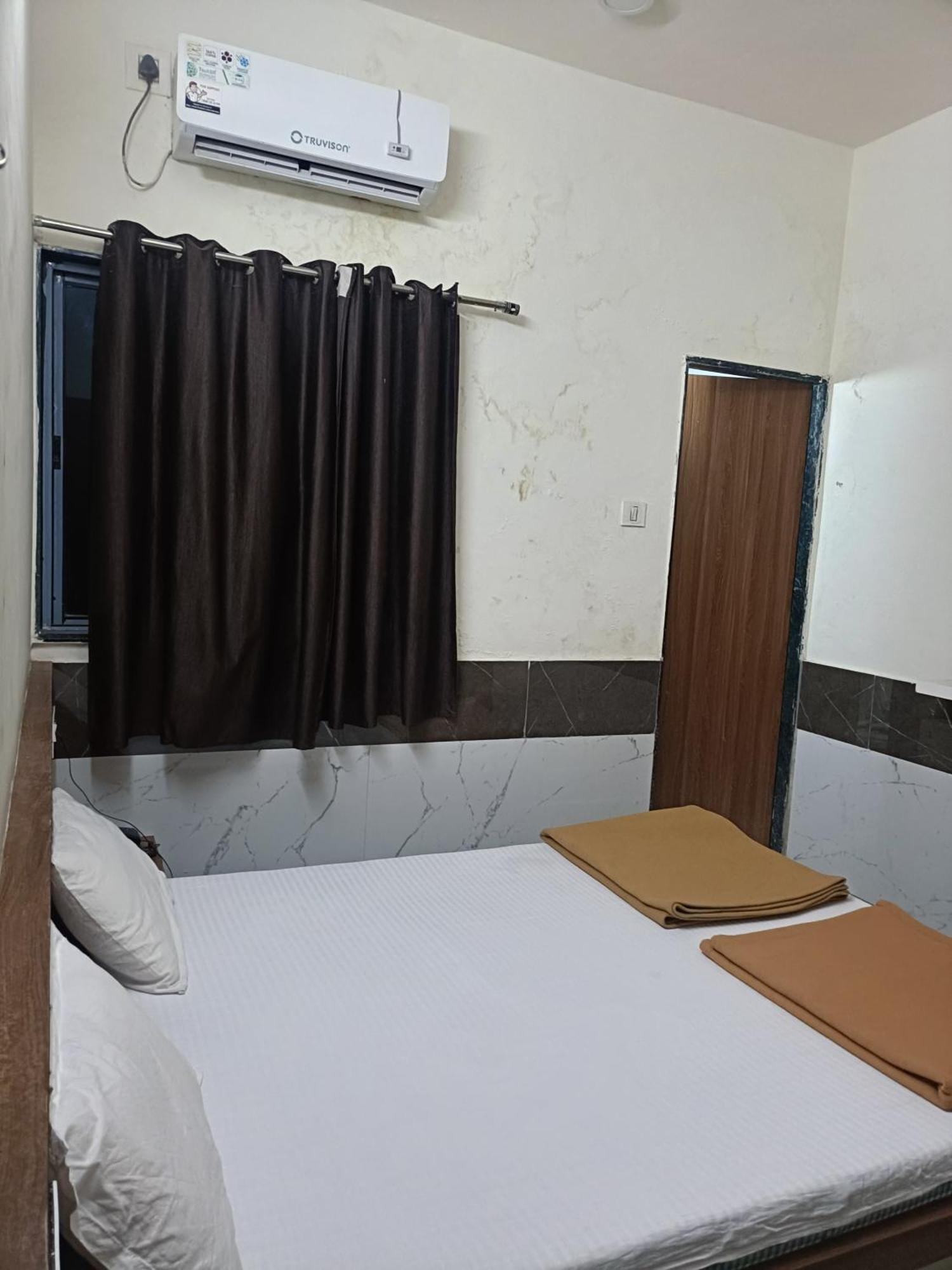 Hotel Mahalaxmi Dwārka Kültér fotó