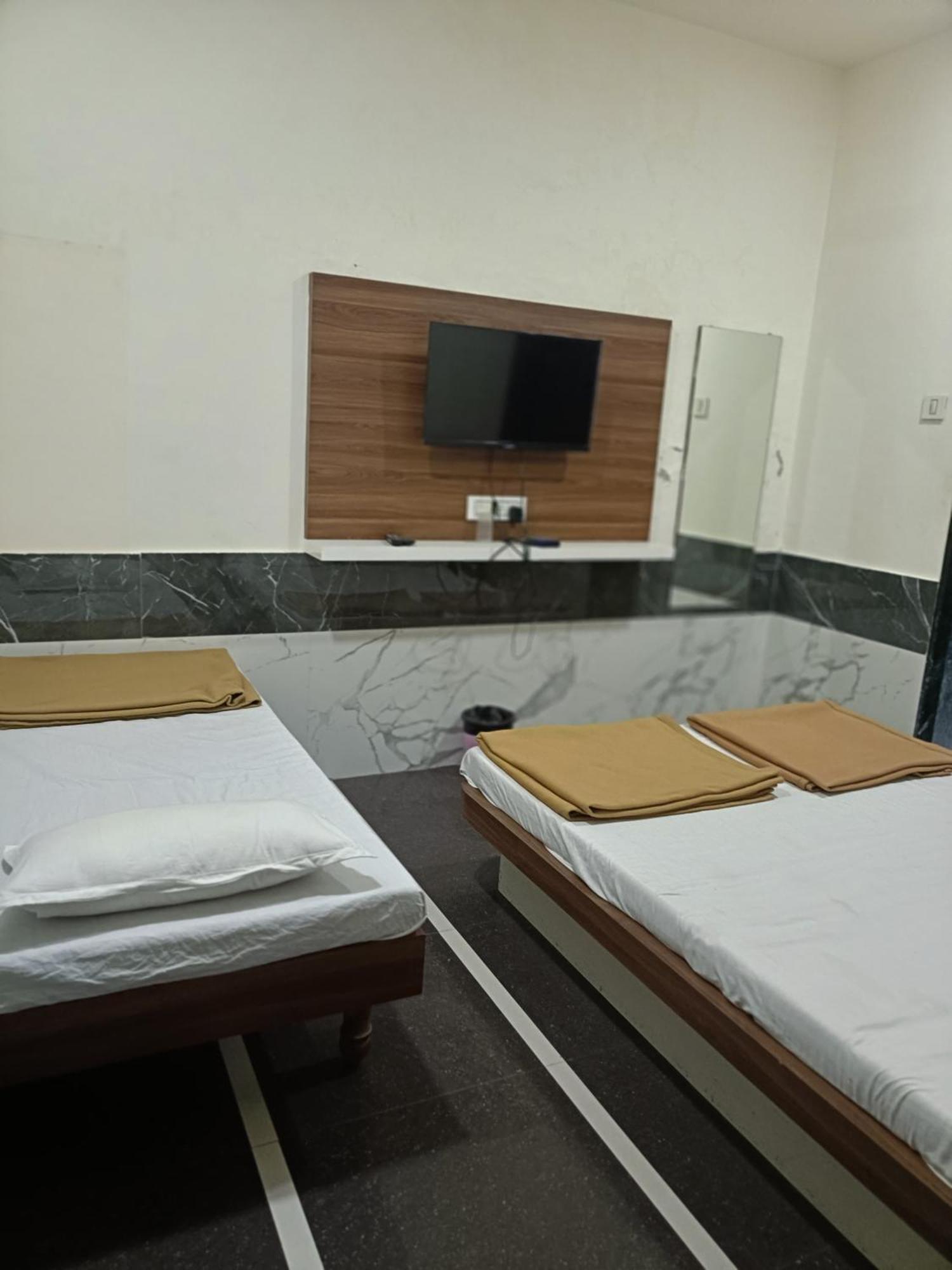 Hotel Mahalaxmi Dwārka Kültér fotó