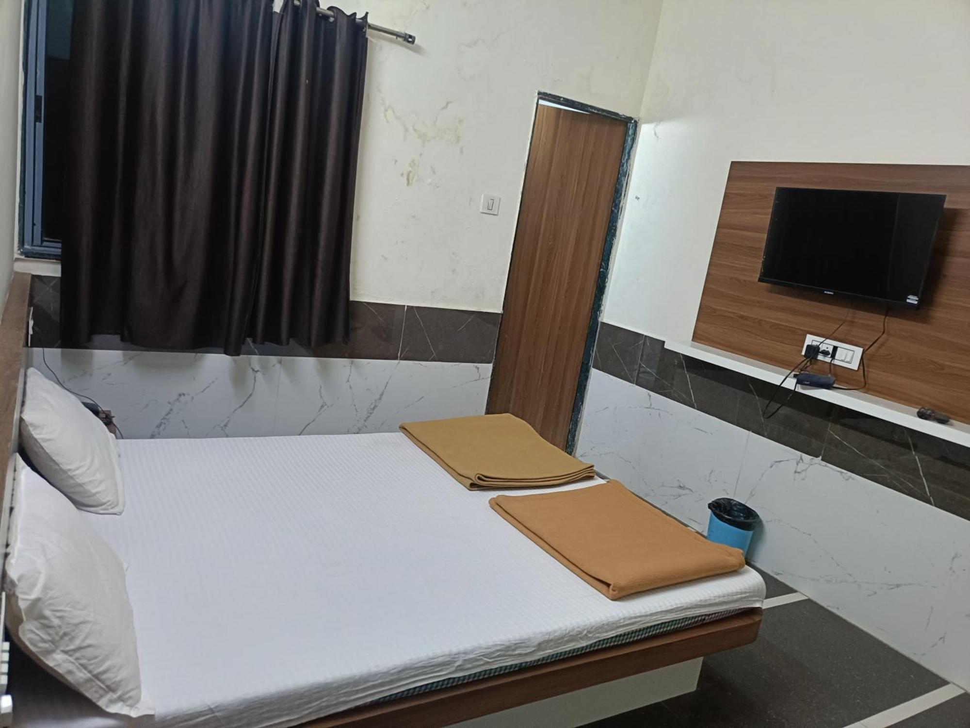 Hotel Mahalaxmi Dwārka Kültér fotó