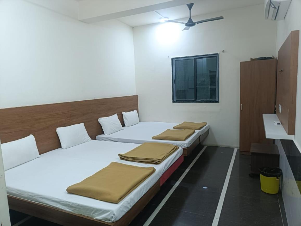 Hotel Mahalaxmi Dwārka Kültér fotó